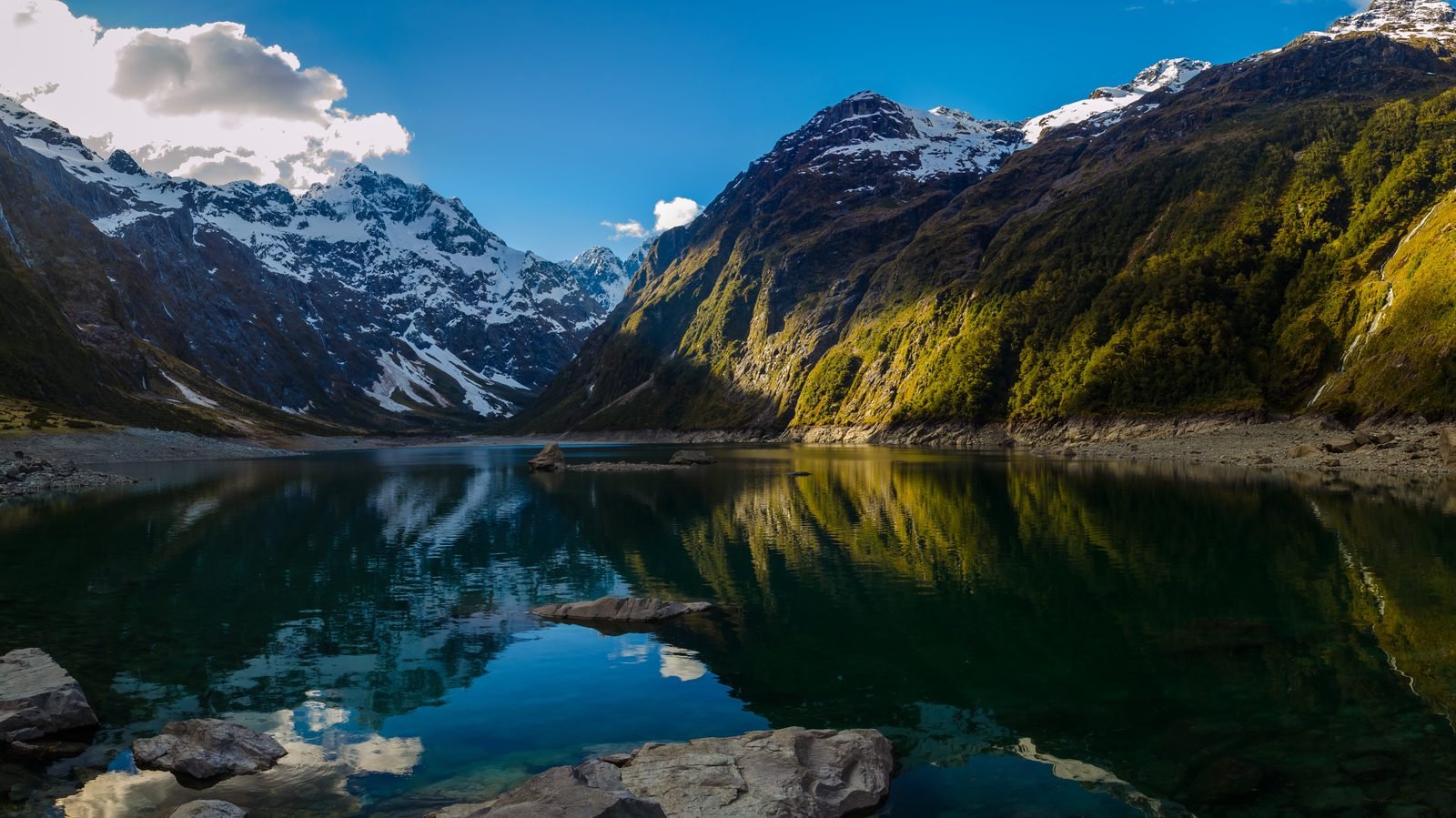 Alpine lake sa South Island, New Zealand.