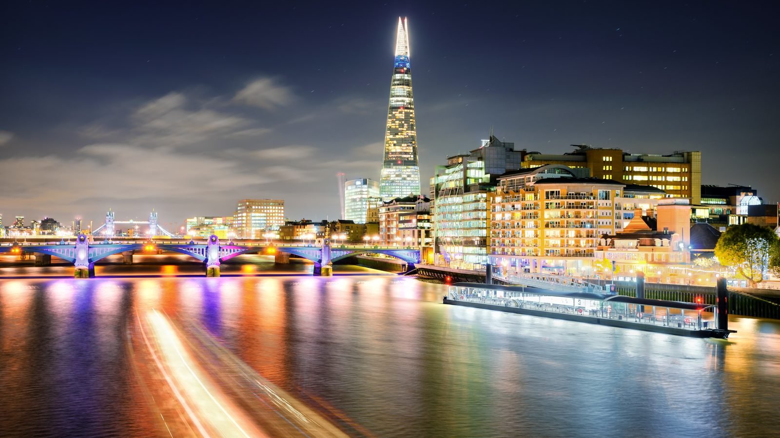 Ang Thames at ang Shard, London.